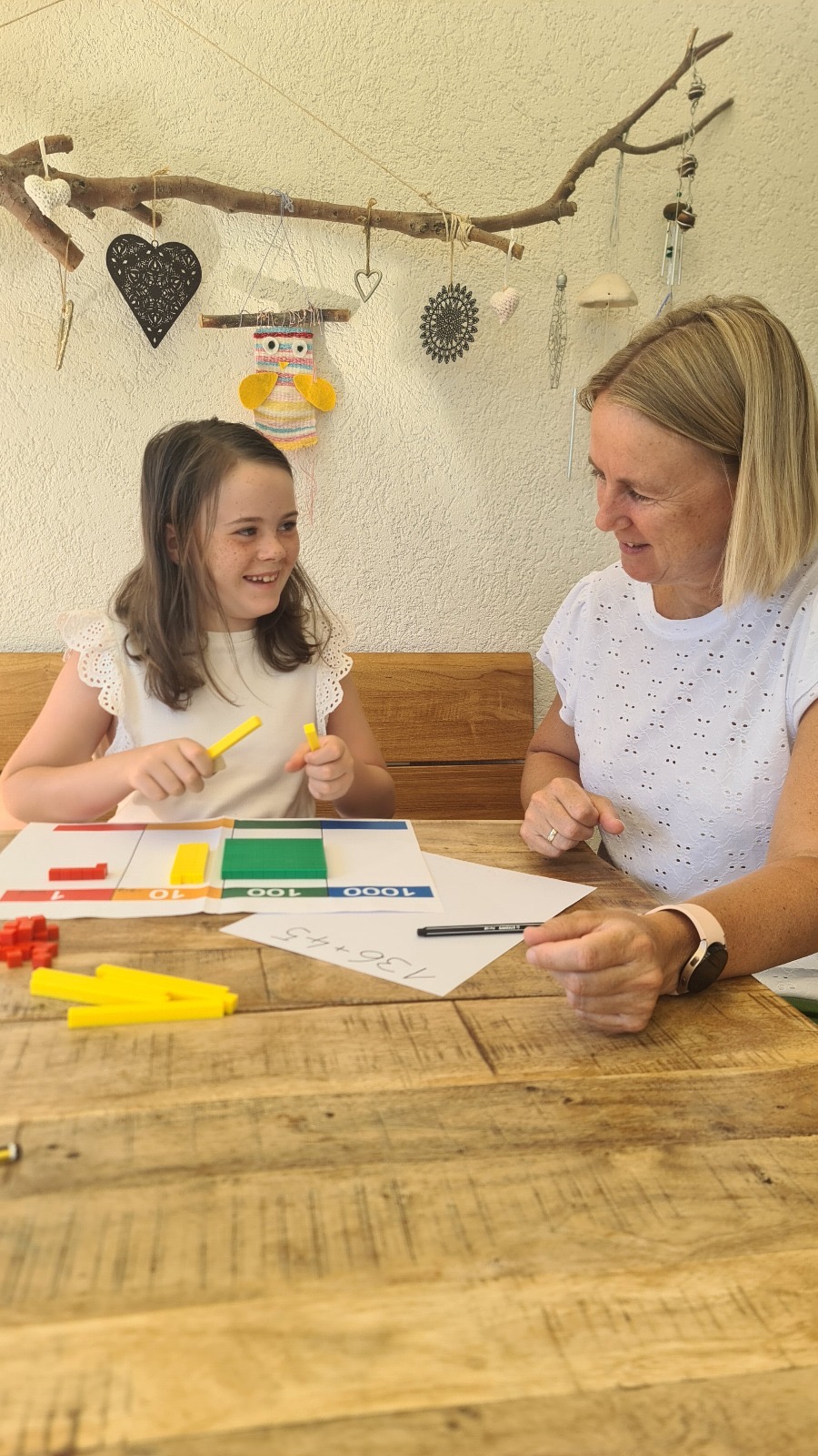 Lerntherapie Raum mit bunten Materialien