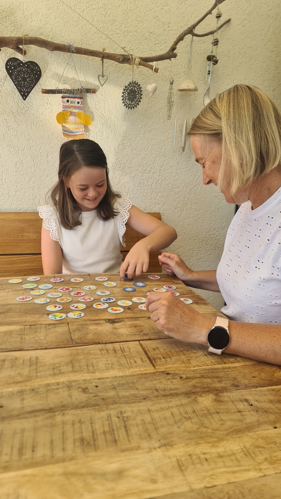 Kind beim spielerischen Rechnen
